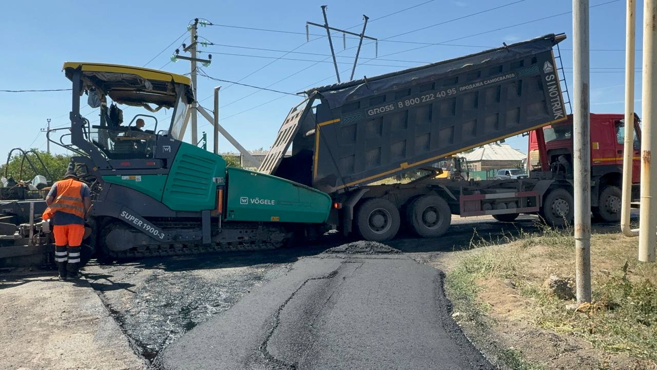 Специалисты ООО &quot;АВТОДОР ДОНБАСС&quot; продолжают текущий ремонт дорог в Волновахе.