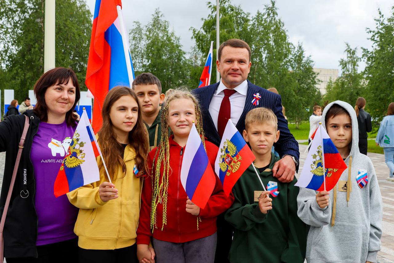 Дети из села Вольное приняли участие в мероприятиях в честь Дня флага России вместе с надымчанами.