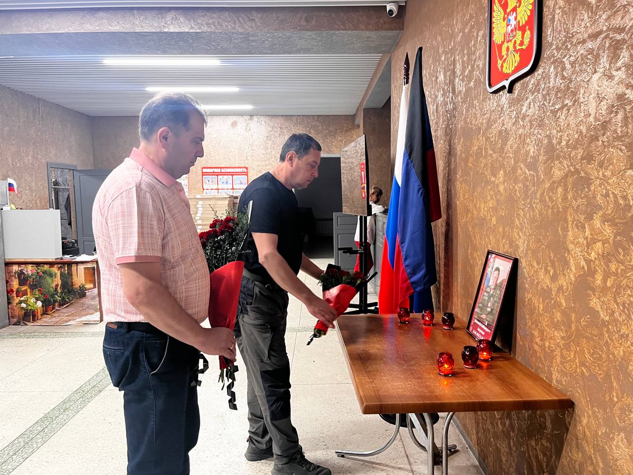 Глава муниципального образования Волновахский МО совместно с с председателем Волновахского муниципального совета Таймуразом Арсоевым и сотрудниками администрации почтил память первого Главы ДНР Александра Захарченко.