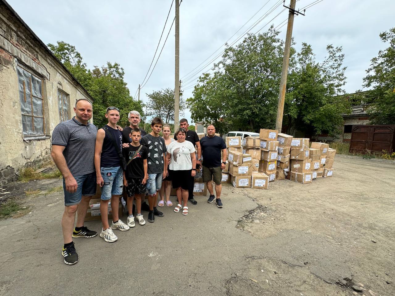 В Волновахский район ДНР поступило 150 коробок с гуманитарной помощью, отправленной из новоуренгойского волонтерского штаба &quot;СВОИ&quot;.