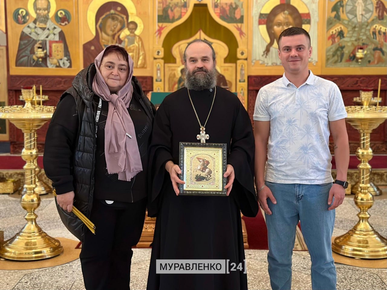 Представители Волновахского округа передали икону в храм на Ямале.