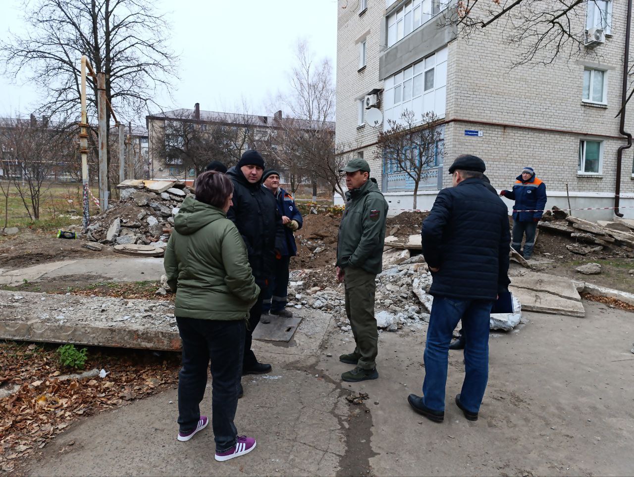 Выполняя поручение Главы ДНР Дениса Пушилина глава муниципального образований Волновахский МО Константин Зинченко выехал в пгт. Донское для решения проблемы с теплоснабжением.