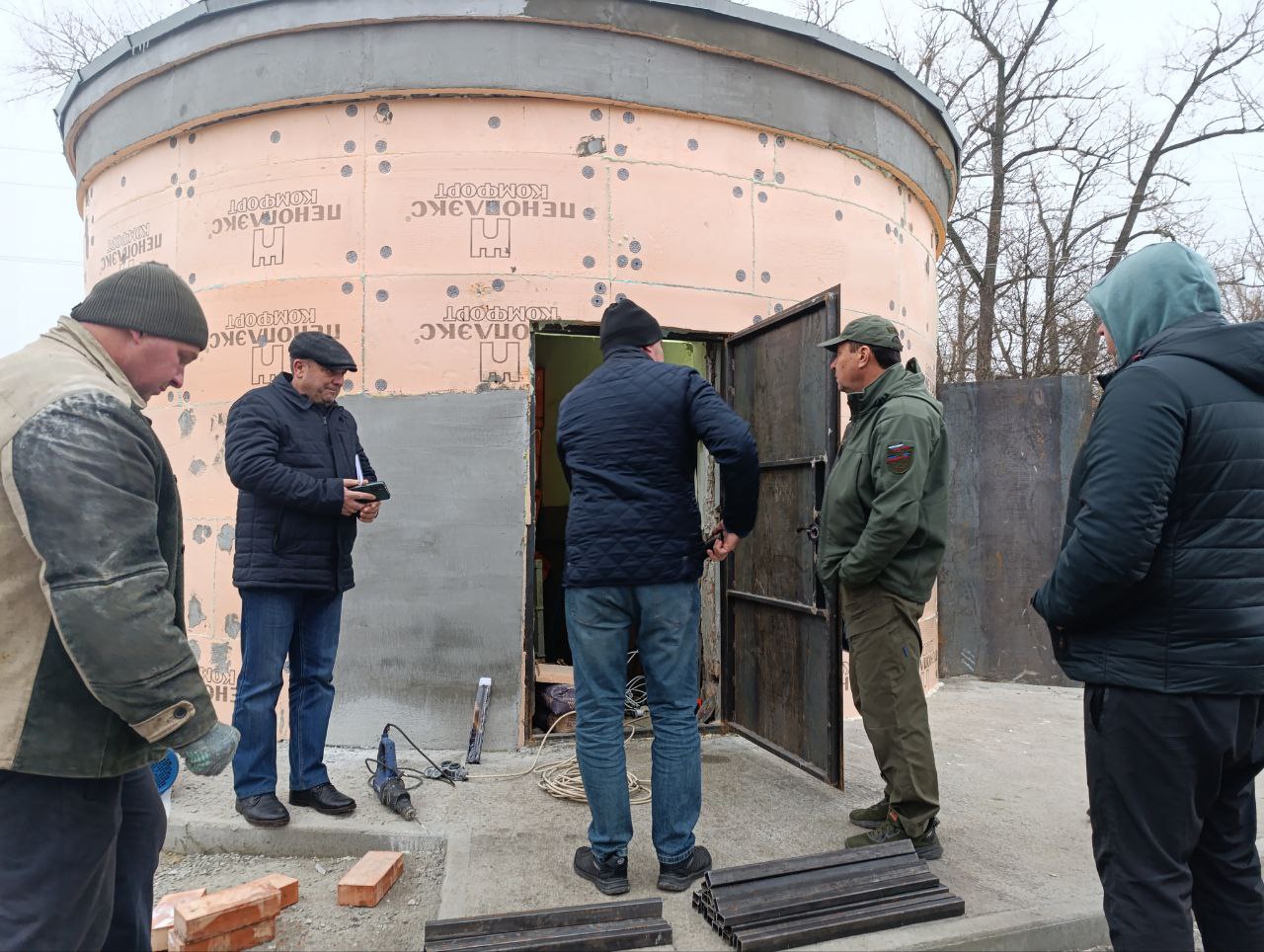 Глава муниципального образования Волновахский МО провел  ремонт на канализационно-насосной станции №2, расположенной на улице Седова.