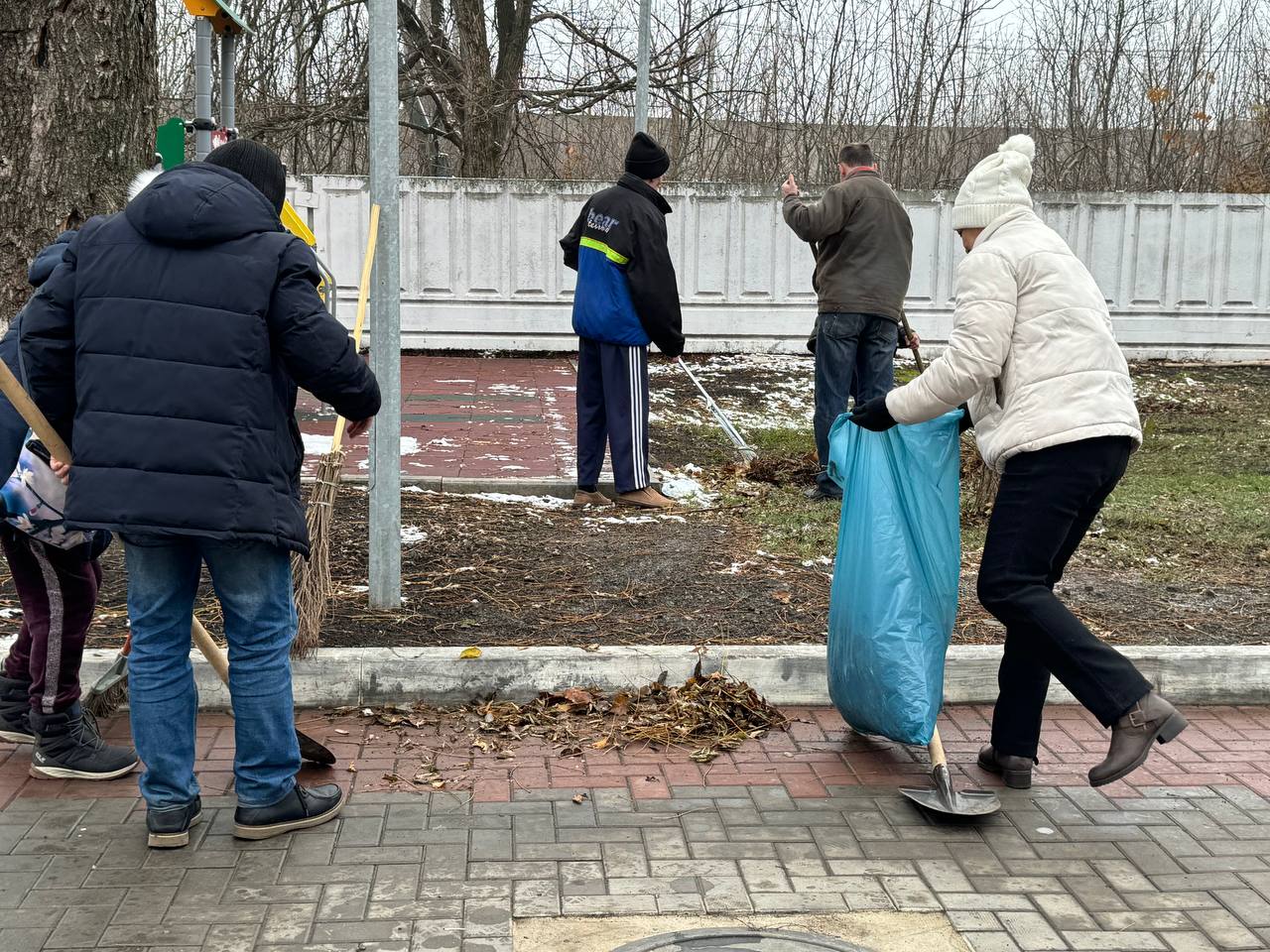 Эвакуированные из Угледара и проживающие в пункте длительного пребывания, проявили инициативу и вышли на благоустройство территории.