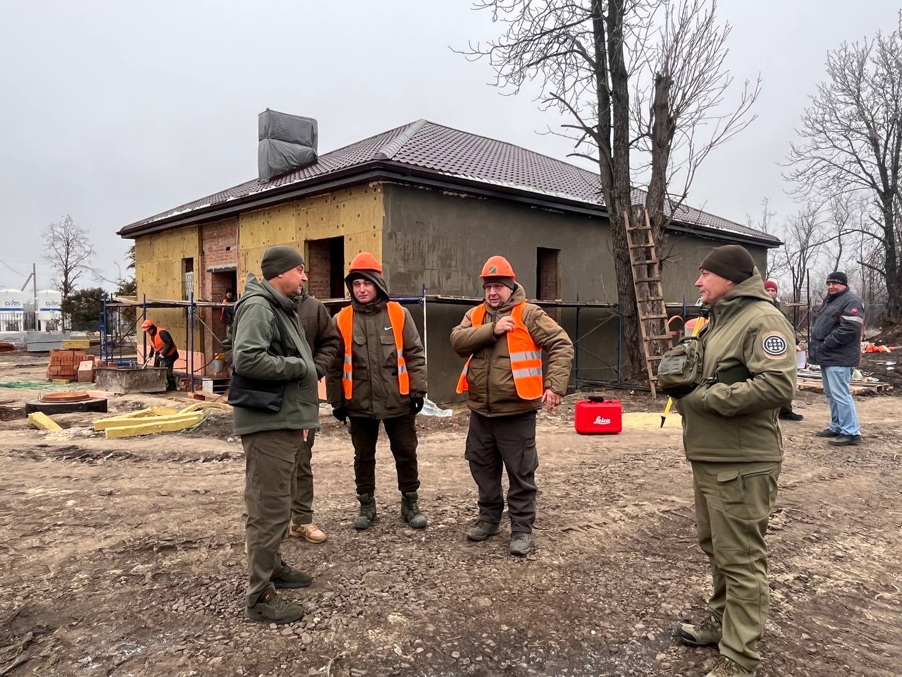 Глава муниципального образования Волновахский МО проверил Проверил ход-ремонтно восстановительных работ, которые ведутся на территории Центральной районной больницы Волновахи.