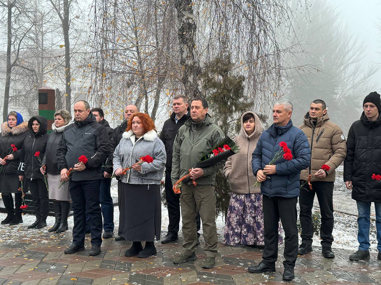 В Волновахе состоялось возложение в День Героев Отечества.