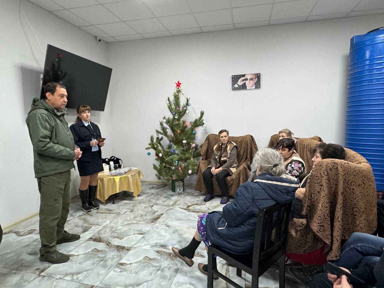 Глава муниципального образования Волновахский МО  вручили паспорта граждан Российской Федерации жителям города Угледар.