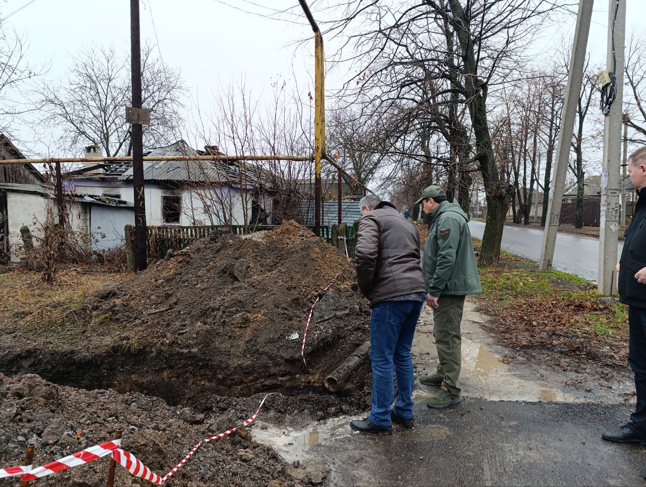 Выполняя поручение Главы ДНР Дениса Пушилина глава муниципального образования Волновахский МО Константин Зинченко выехал по обращению жителей для решения проблемы с водоснабжением.