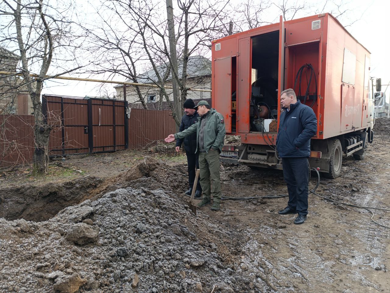 По улице Чкалова продолжаются работы по восстановлению водоснабжения.