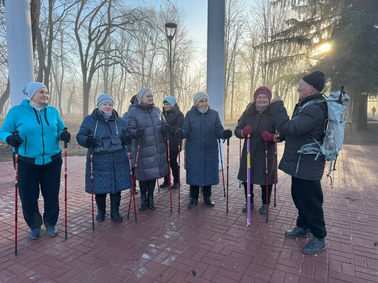 В Летнем парке Волновахи прошли занятия по скандинавской ходьбе.