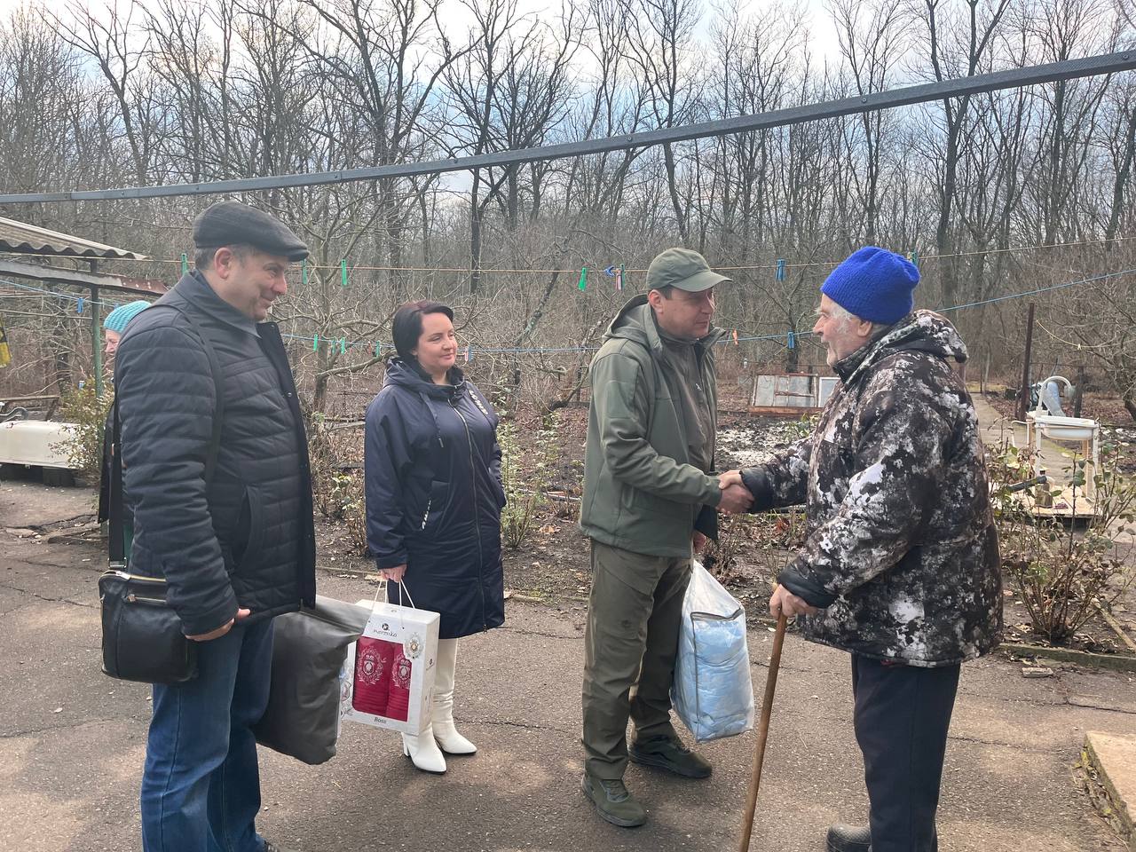 В рамках Всероссийской акции «С Новым годом, ветеран!», которая проводится при поддержке политической партии &quot;Единая Россия&quot; глава муниципального образования Волновахский МО Константин Зинченко поздравил с наступающими праздниками ветерана.