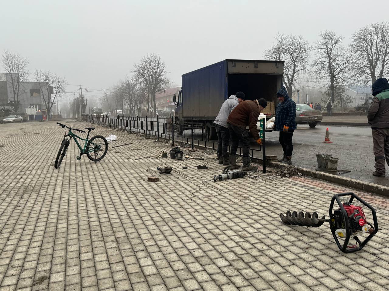 Продолжаются работы по установке пешеходного ограждения в Волновахе.