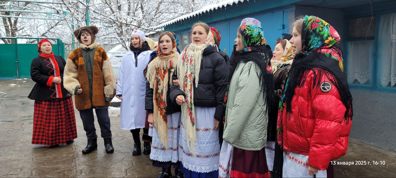 На протяжении многих лет участники художественной самодеятельности МБУ &quot;Златоустовский ЦНТ&quot; радостно встречают Старый Новый год, проводя традиционный обряд вождения Маланки.