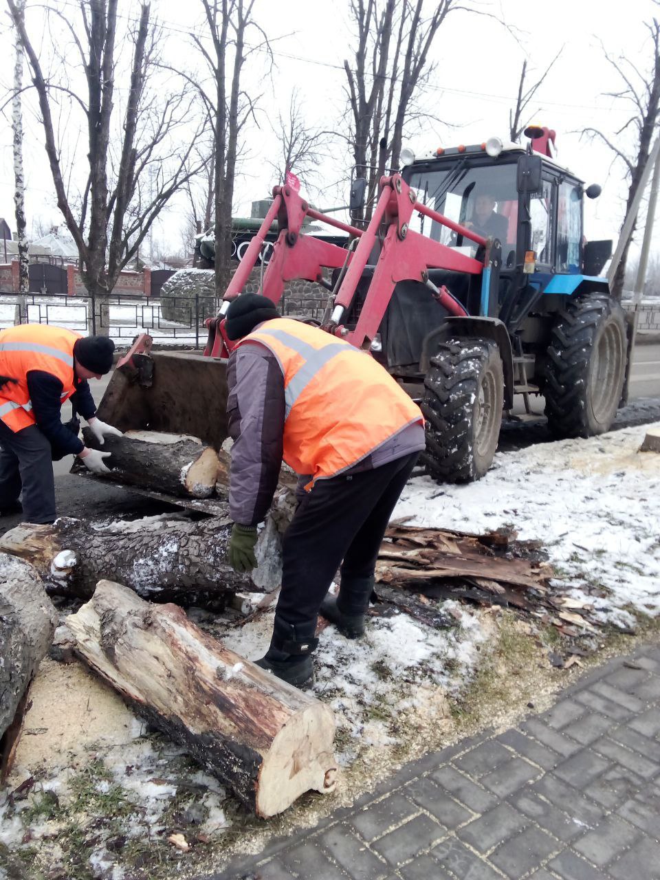 Коммунальные службы продолжают активно работать над благоустройством Волновахи.