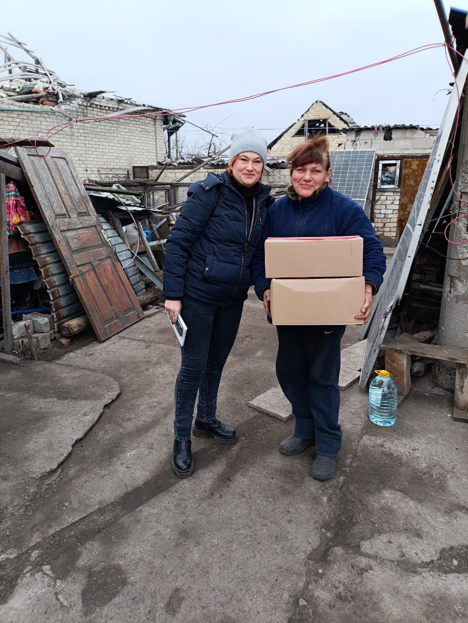 Сотрудники администрации Волновахского МО доставили помощь жителям Павловки.