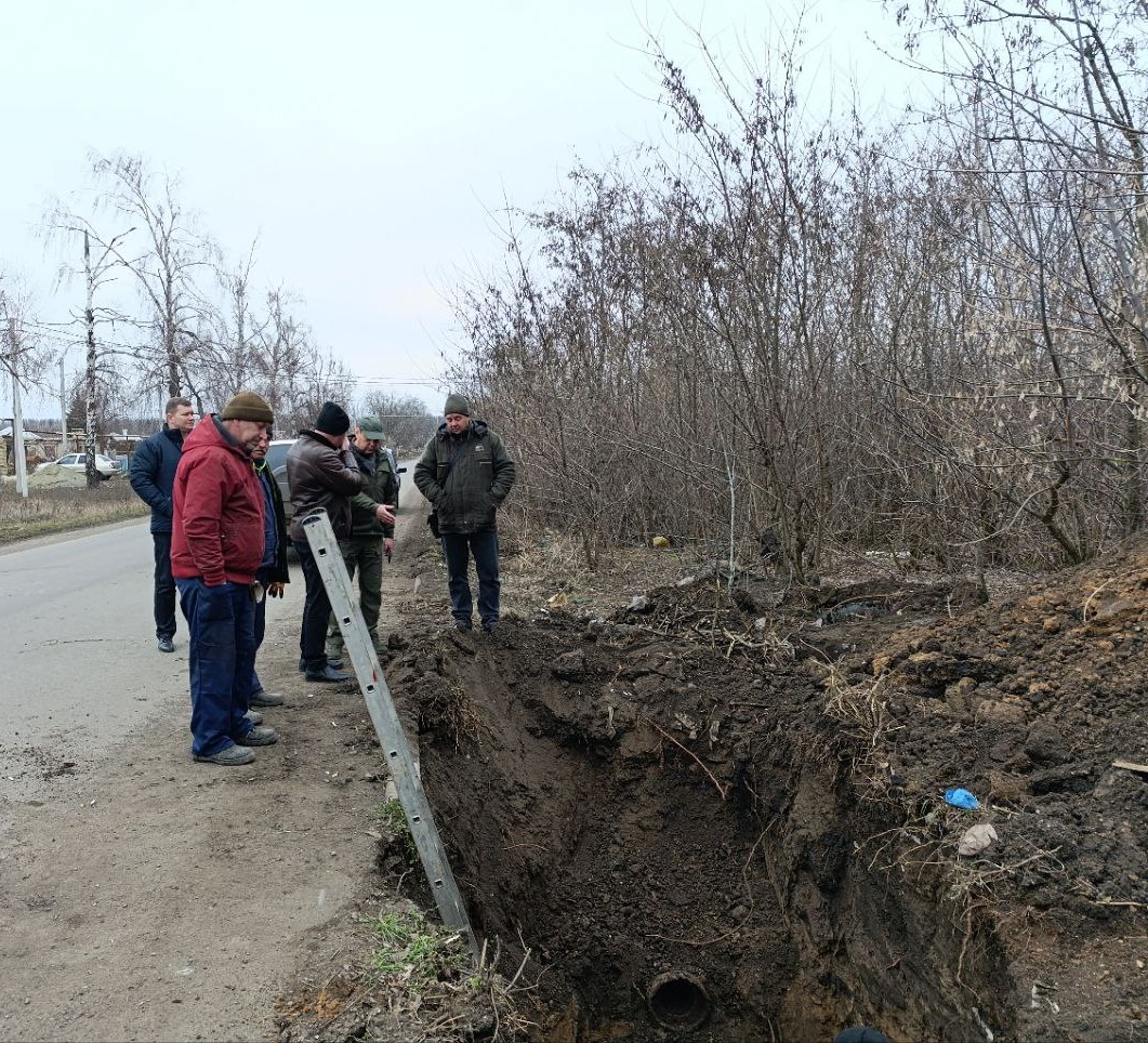 Глава муниципального образования Волновахский МО Константин Зинченко выехал по обращению жителей для решения проблемы с водоснабжением.