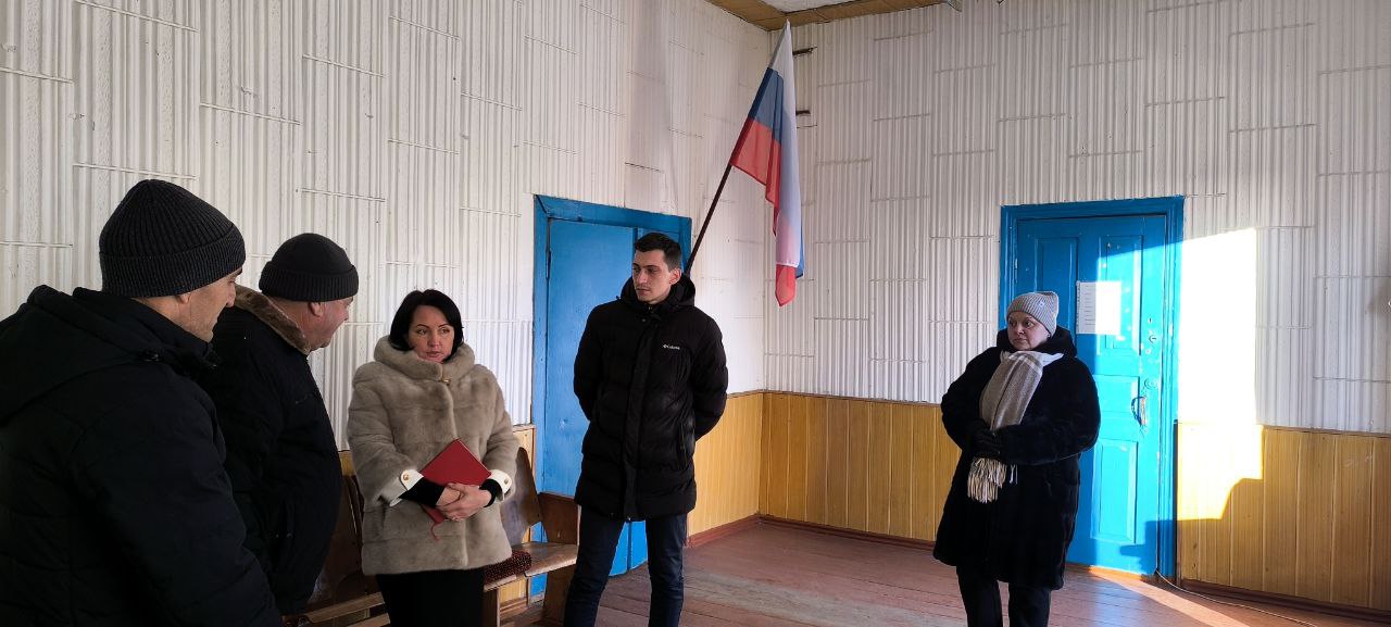 Заместитель главы администрации, координатор Женского движения &quot;Единой России&quot; Волновахского МО Елена Снисаренко встретилась с трудовым коллективом Дома культуры села Трудовское.