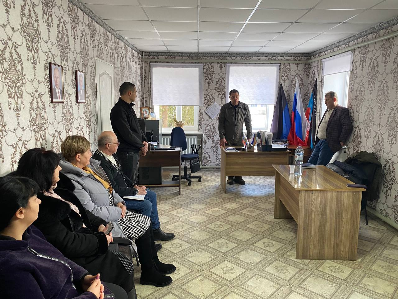 Глава муниципального образования Волновахский МО Константин Зинченко провел встречу с жителями села Новоалексеевка.