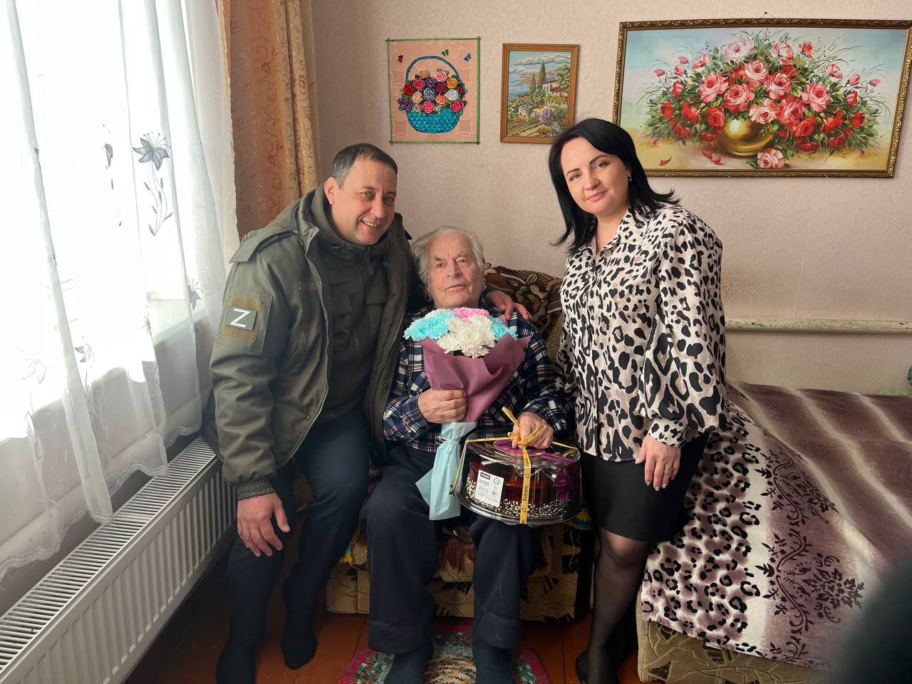 В Волновахе поздравили с праздником ветерана Великой Отечественной войны Степана Степановича Плахтий.