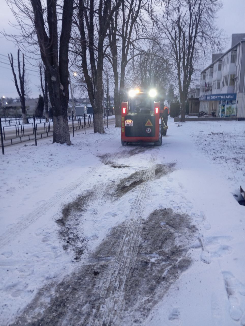 Коммунальные службы округа продолжают обеспечивать безопасность жителей.