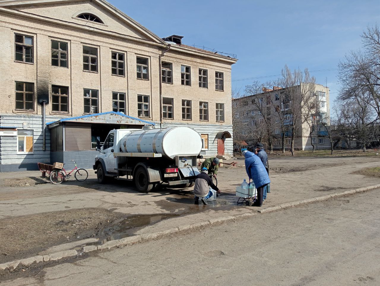 Продолжается подвоз технической воды жителям пгт Владимировка.