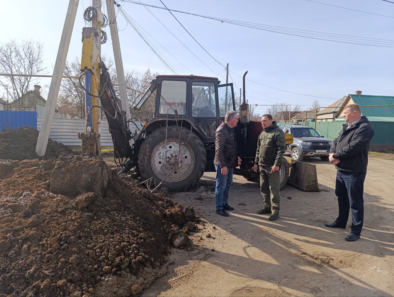 Глава муниципального образования Волновахский МО Константин Зинченко, выполняя поручение Главы ДНР Дениса Пушилина выехал по обращению жителей для решения проблемы с водоснабжением.