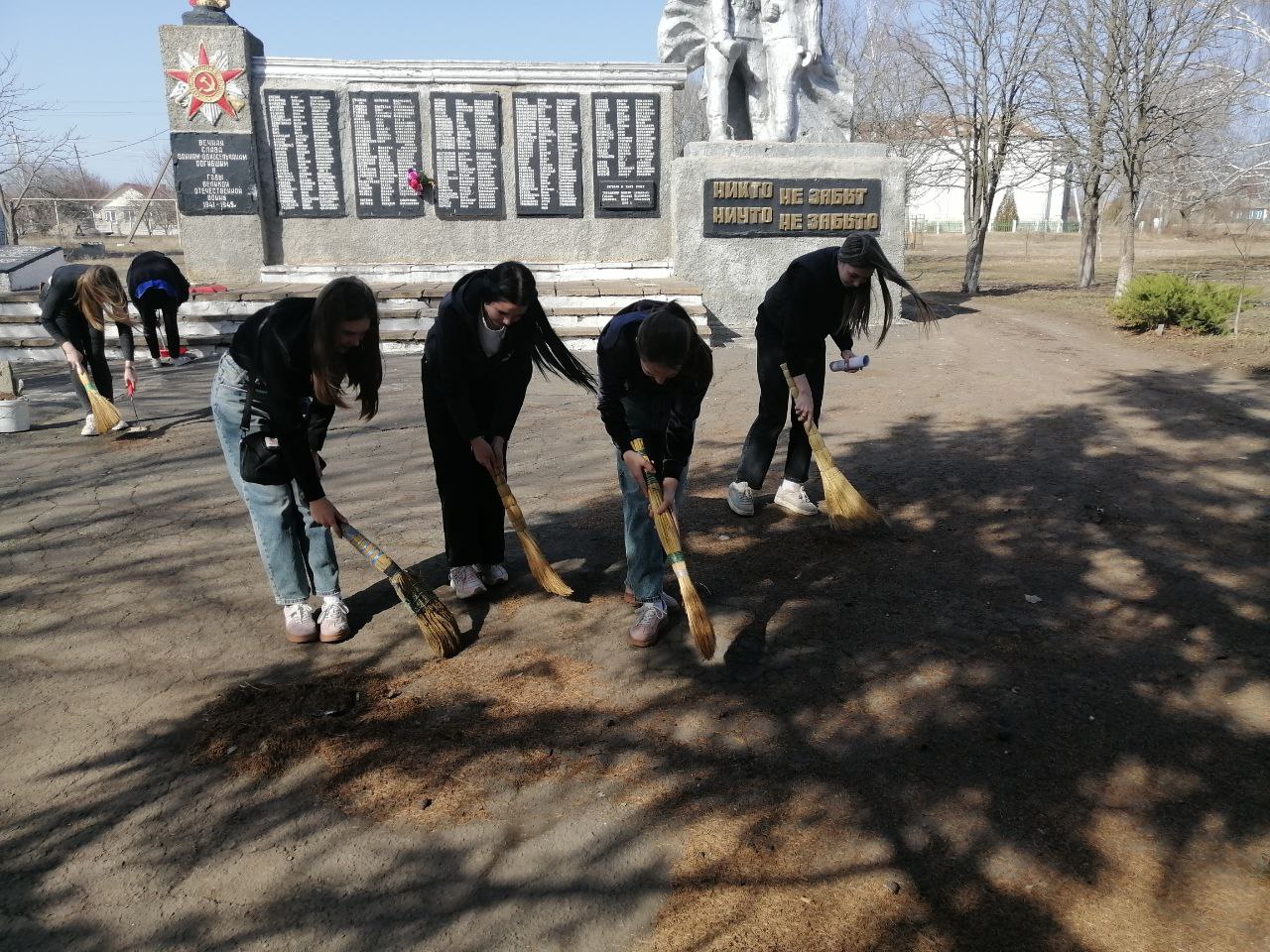 Волновахский округ активно участвует в месячнике по благоустройству и озеленению.
