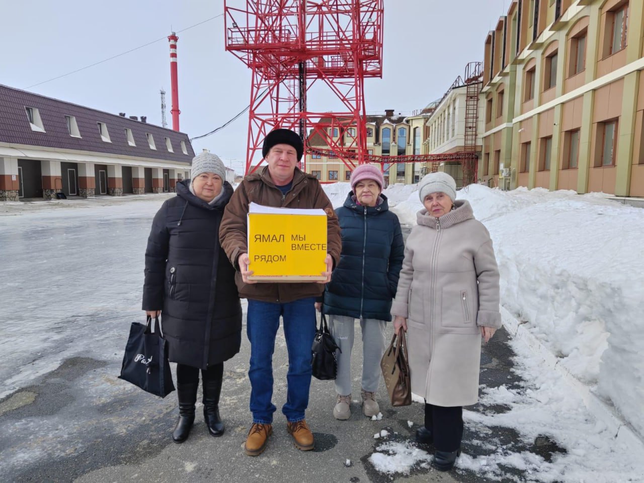 Филиал центра соцобслуживания Ямала собрал посылку для жителей Волновахи.