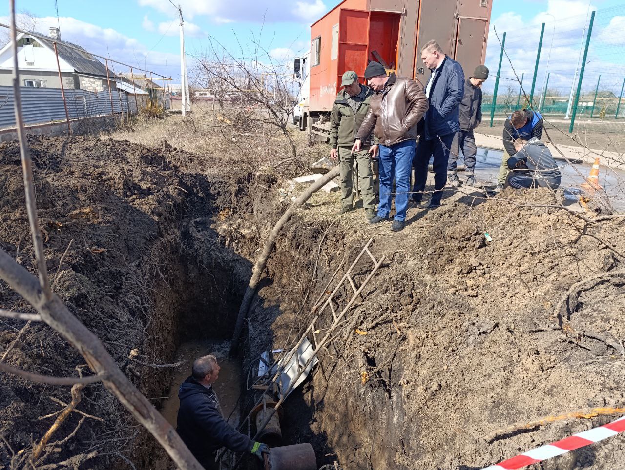 Выполняя поручение Главы ДНР Дениса Пушилина глава муниципального образования Волновахский МО Константин Зинченко выехал по обращению жителей для решения проблемы с водоснабжением.