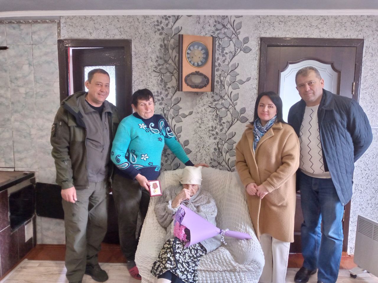 По поручению Президента Владимира Путина глава муниципального образования Волновахский МО Константин Зинченко вручил медаль «80 лет Победы в Великой Отечественной войне 1941–1945 гг.» жительнице села Хлебодаровка.