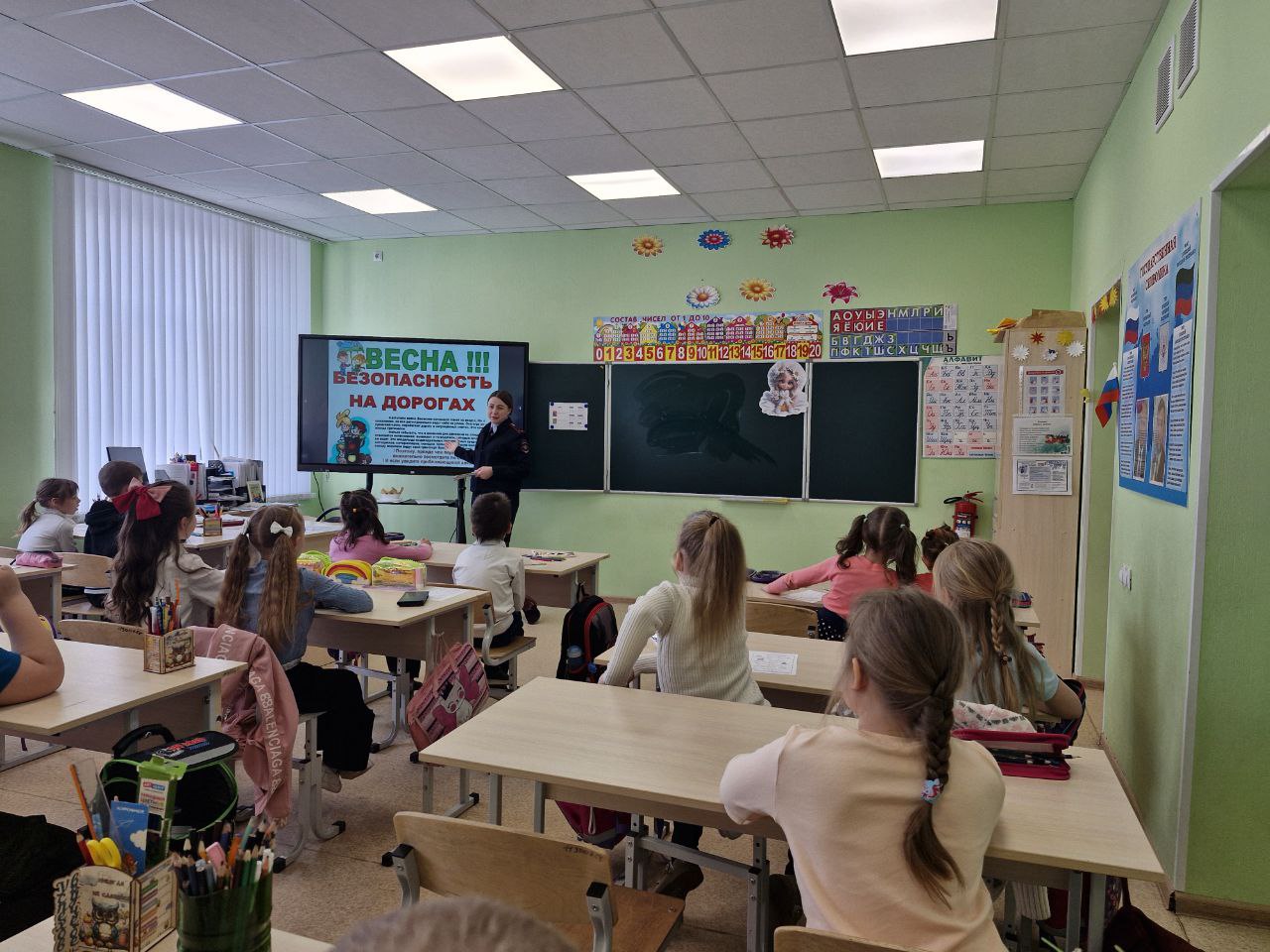 В Волновахском районе полицейские ведут профилактическую работу со школьниками.