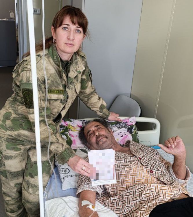 Полицейские в больнице вручили паспорта жителям освобожденных территорий.