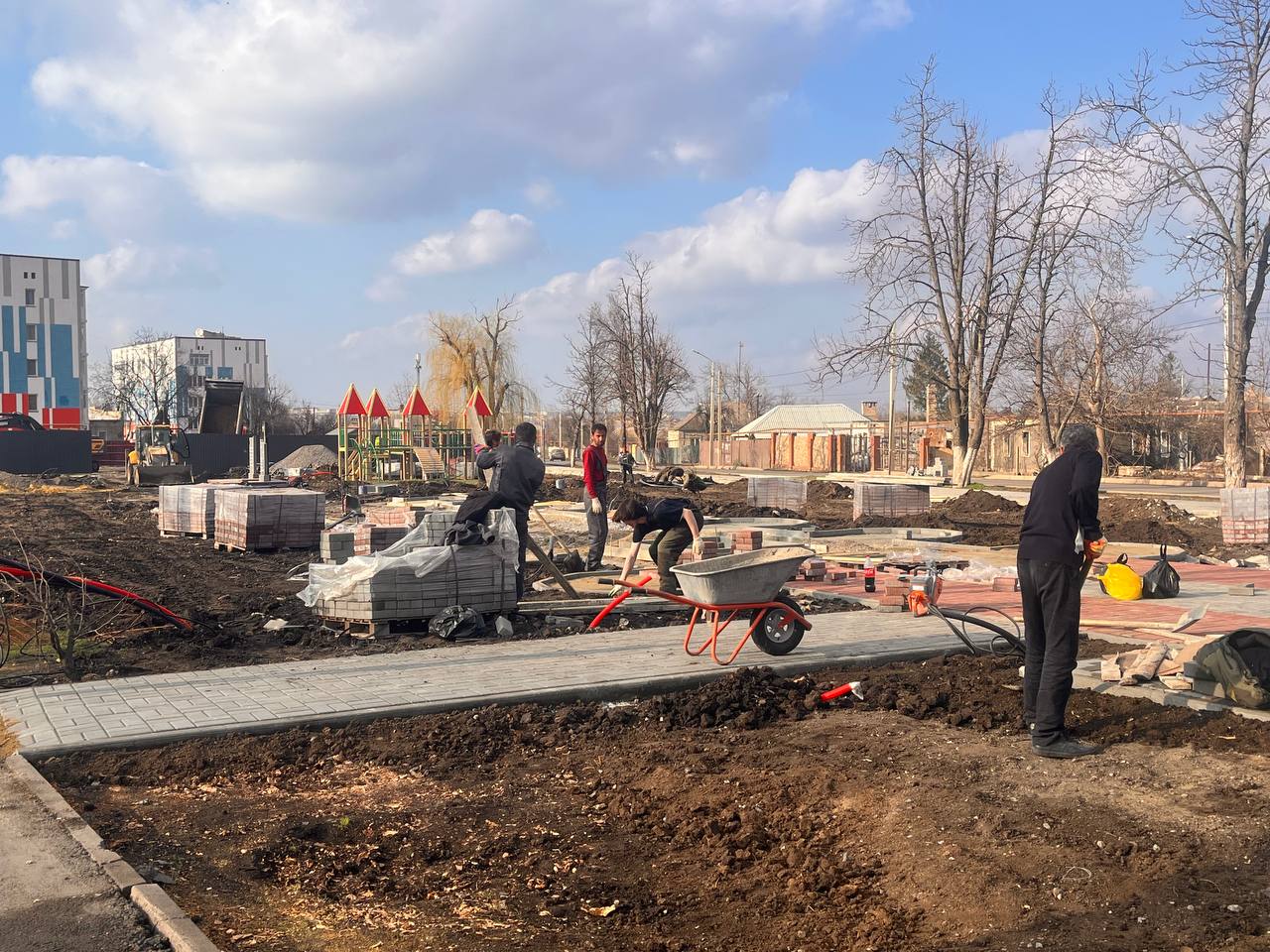 Глава муниципального образования Волновахский МО Константин Зинченко проверил ход работ в сквере «Освободителей».