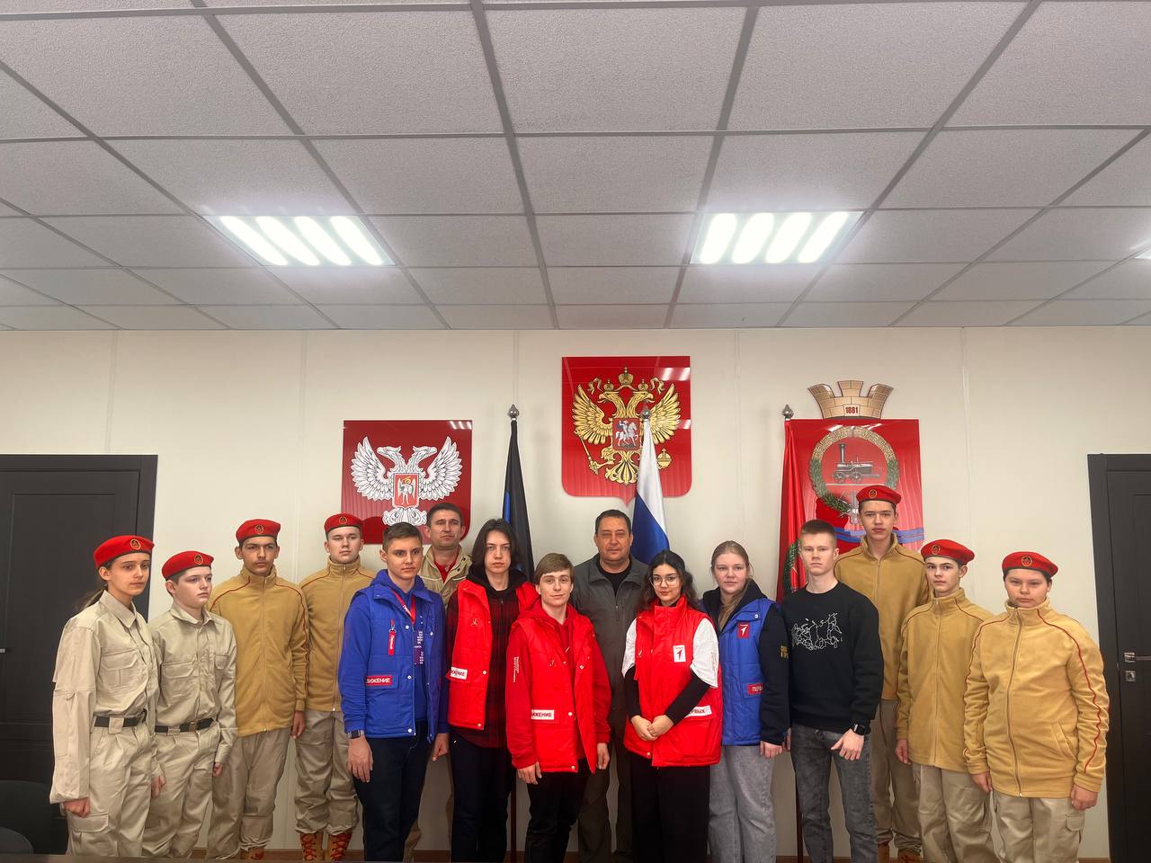 Глава муниципального образования Волновахский МО Константин Зинченко пообщался с активистами «Движения Первых» и «Юнармии».