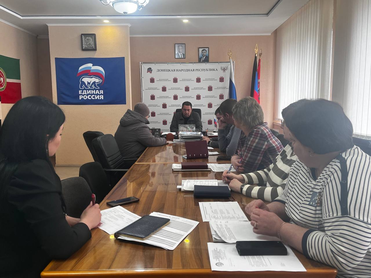 Глава муниципального образования Волновахский МО Константин Зинченко провел прием граждан вместе с представителями профильных управлений и отделов администрации.