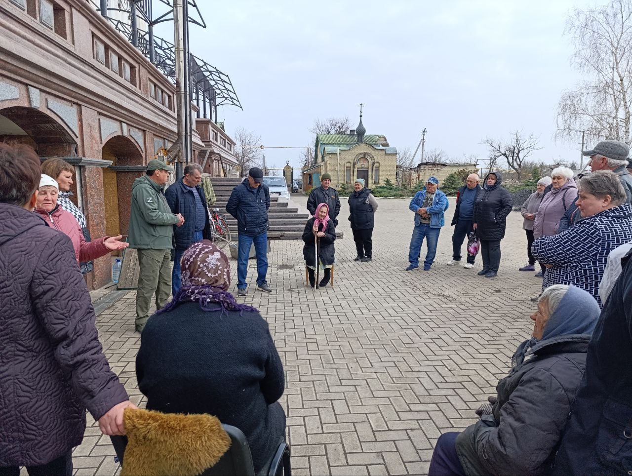 Глава муниципального образования Волновахский МО встретился с жителями села Никольское на территории  Свято-Успенского Николо-Васильевского монастыря.