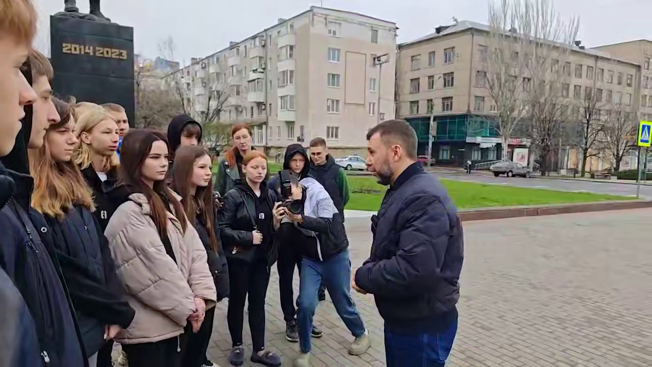 Глава ДНР Денис Пушилин: Для детей защитников Донбасса провел экскурсию, посвященную провозглашению ДНР в 2014 г.