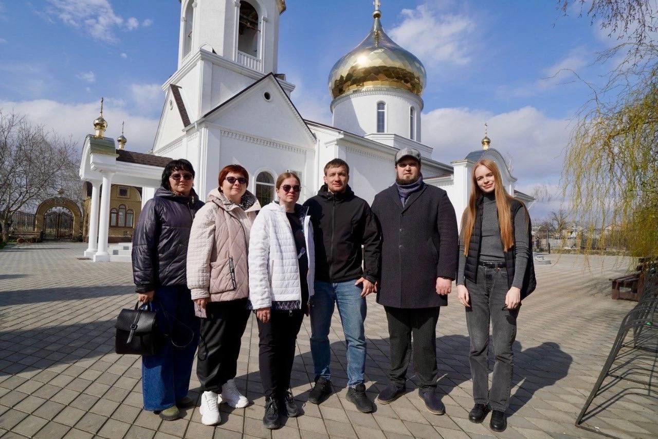 Работники архива из Муравленко помогали коллегам в Волновахе.