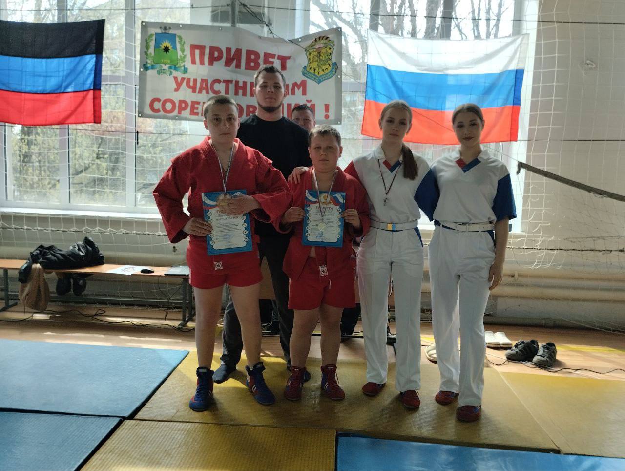 Спортсмены Волновахского муниципального округа приняли участие в открытом первенстве по самбо, посвященном памяти героя Социалистического Труда А.Г. Стаханова, в рамках партийного проекта &quot;Выбор сильных&quot;.