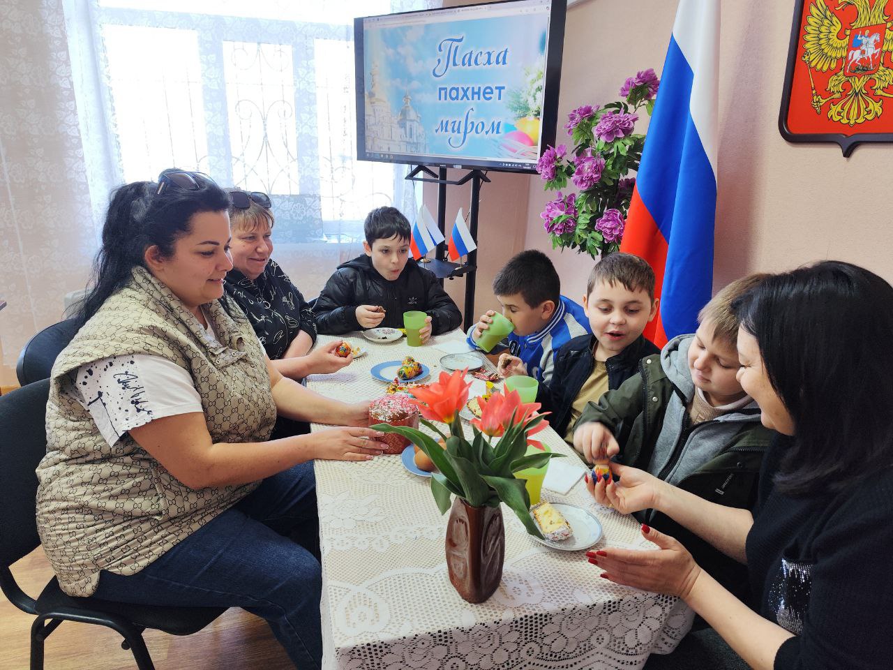 Накануне праздника Светлого Христова Воскресения, в МБУ «Калининский СДК» прошли посиделки для детей и взрослых с пасхальными куличами &quot;ПАСХА ПАХНЕТ МИРОМ&quot;.