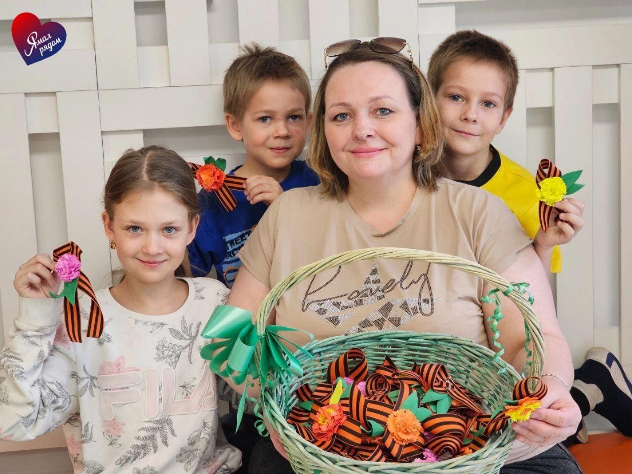 Ямальские педагоги и школьники изготовили георгиевские ленточки для друзей из Хлебодаровки.