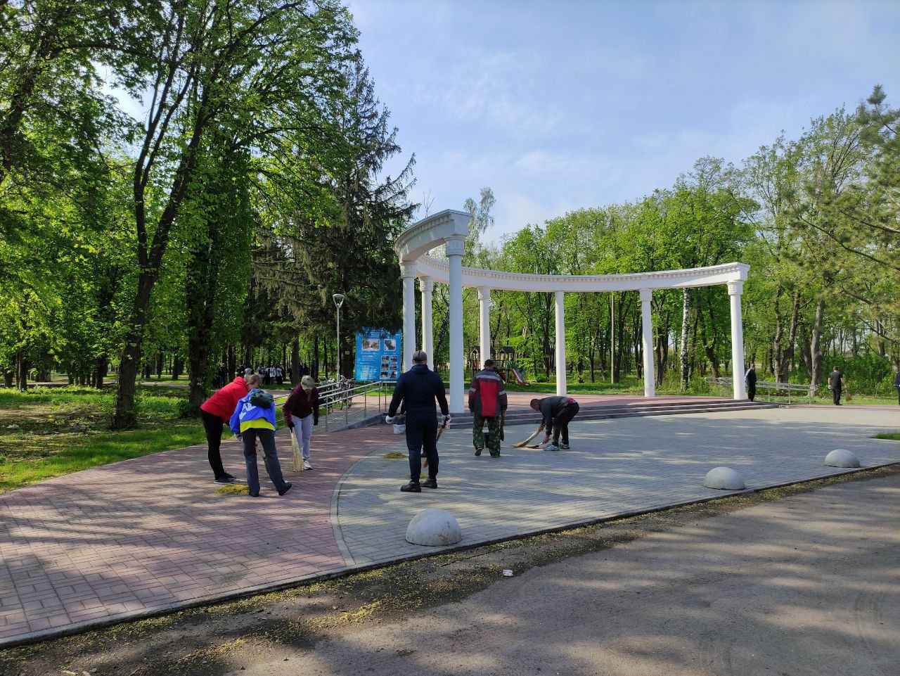 Сотрудники сектора спорта и туризма, Волновахской спортивной школы и &quot;Спорт для всех&quot;, приняли участие во Всероссийском субботнике.