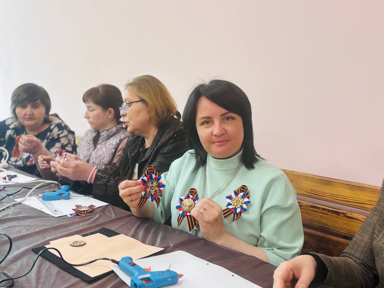 В Доме культуры имени Героя России Владимира Жоги прошел мастер-класс по созданию георгиевской ленты «Символ Победы».