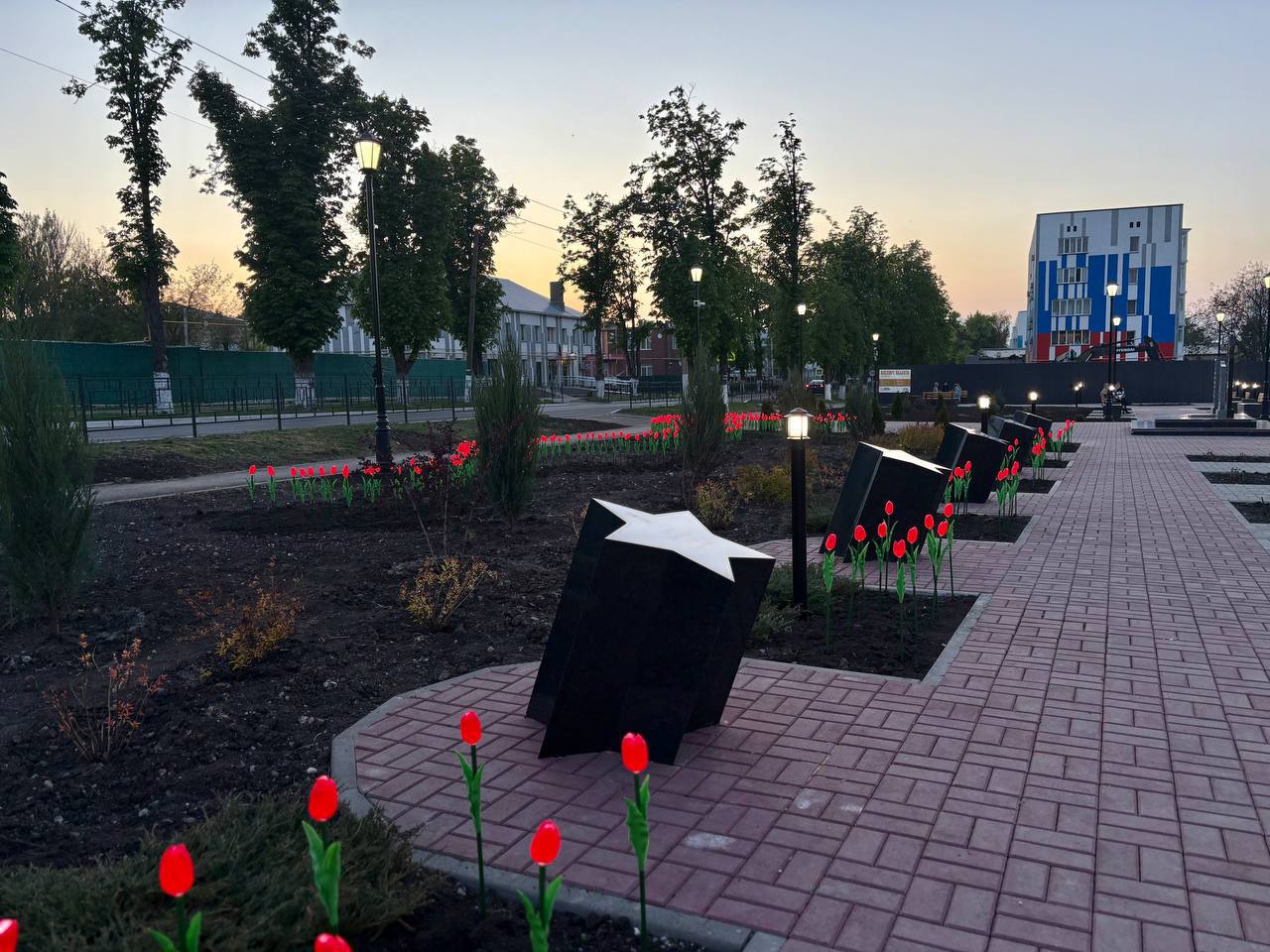В Волновахе открыт Сквер Освободителей в преддверии 80-летия Великой Победы.