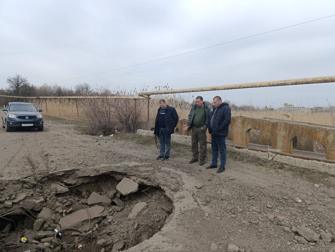 Глава муниципального образования Волновахский МО Константин Зинченко выехал в пгт Владимировка для обследования аварийного моста.