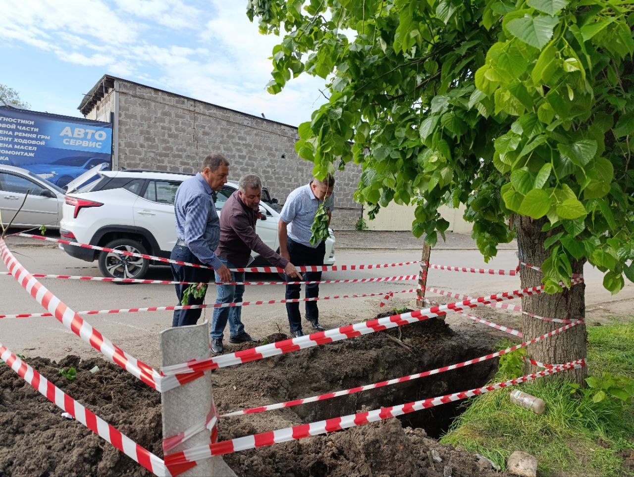 Глава Волновахского МО Константин Зинченко по поручению Главы ДНР Дениса Пушилина выехал по обращению жителей для решения проблемы с водоснабжением.