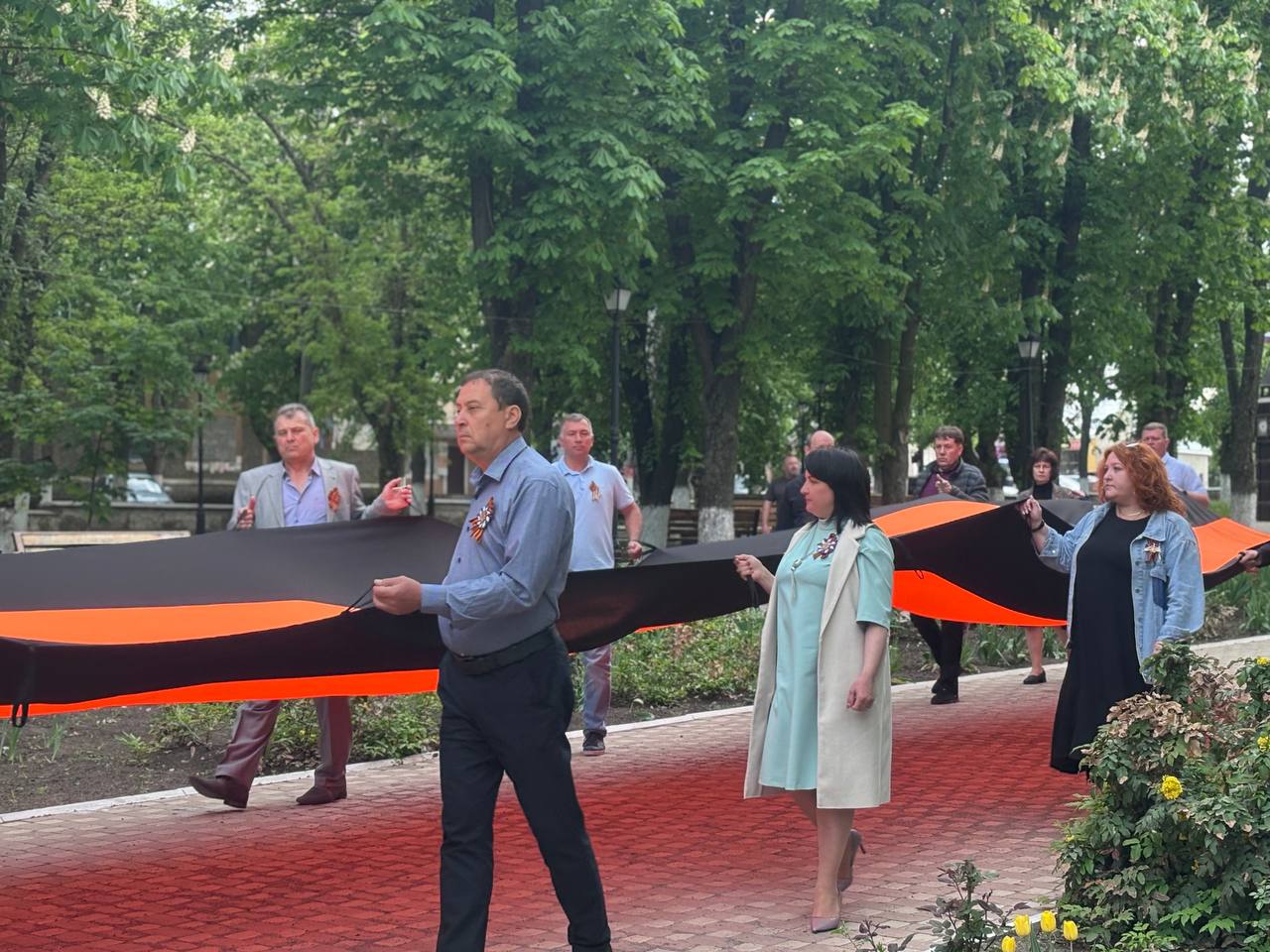 В Волновахе пронесли 30-метровую георгиевскую ленту.