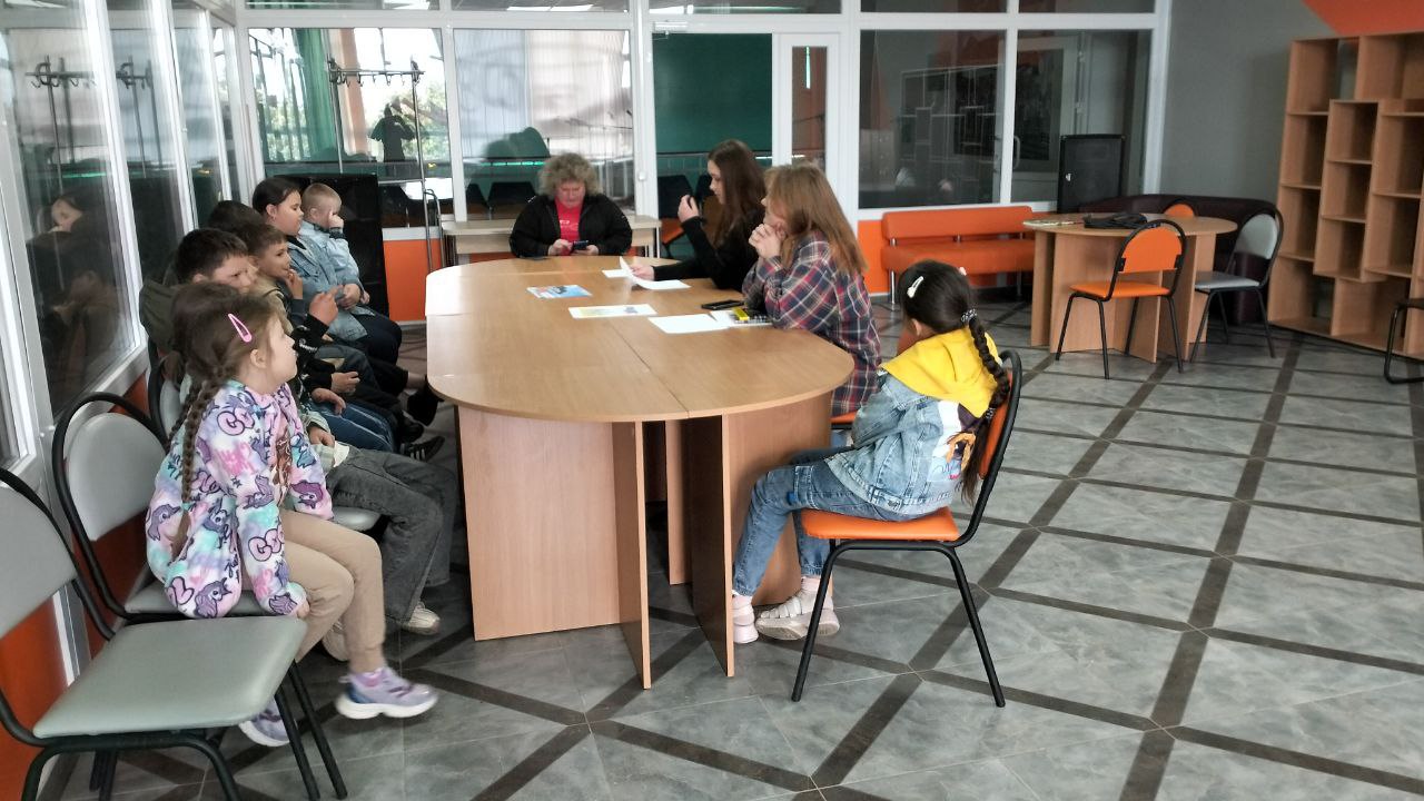 В МБУ «Ольгинский ДК» прошла тематическая беседа «Конституция- закон, по нему мы все живем», посвященная Дню Конституции ДНР.