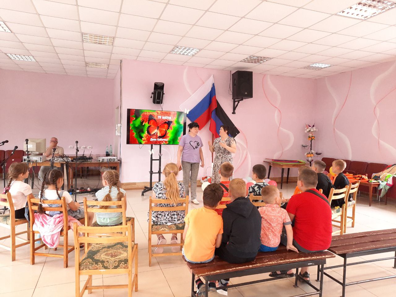 Детская развлекательная программа, посвященная Международному дню бабочек и божьих коровок, прошла в Донском ЦКД.