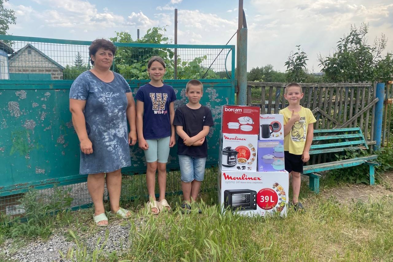 Семье из с. Свободное передали бытовую технику с Ямала.